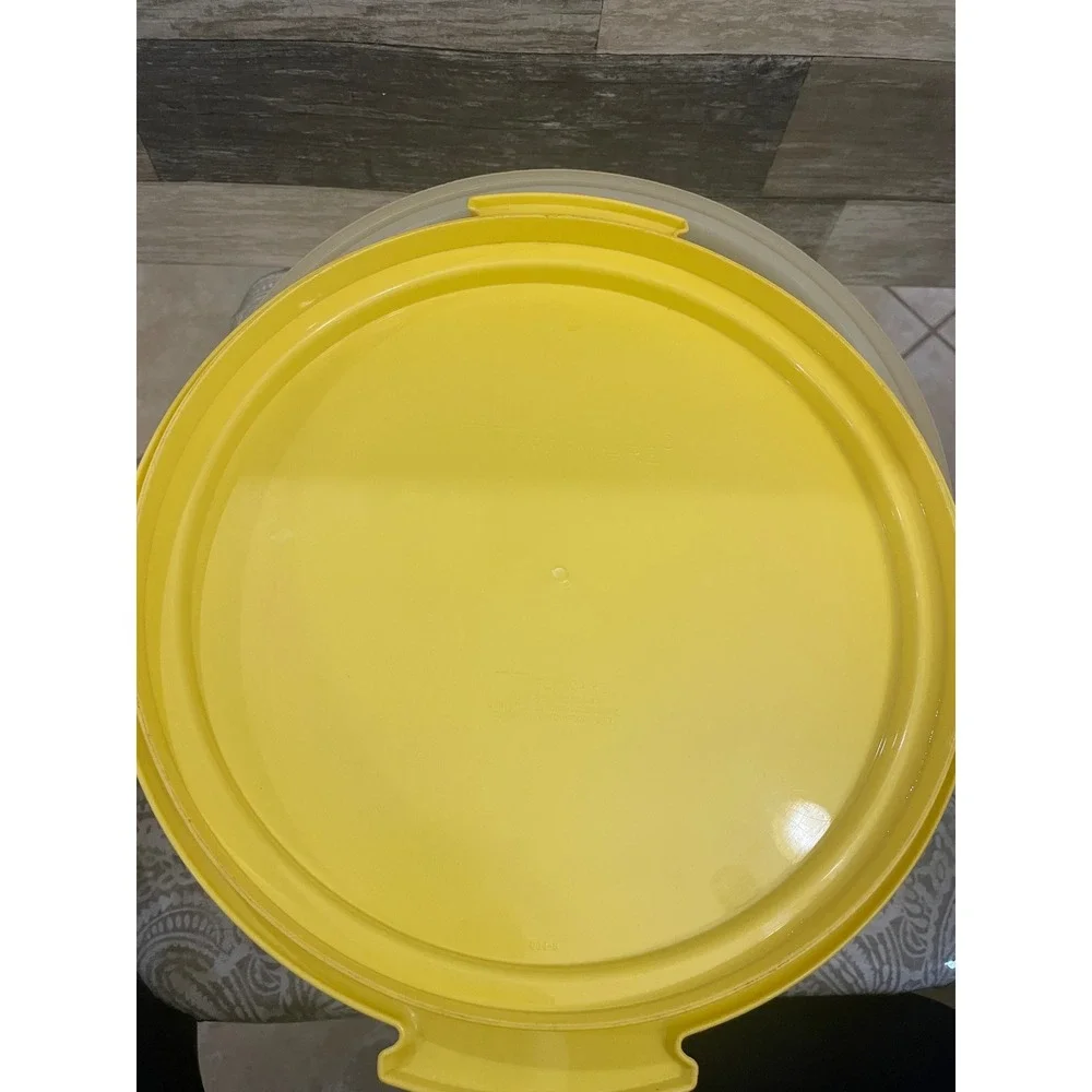 Vintage Tupperware Cake Taker Carrier Container Tan Yellow Round Tray 11
